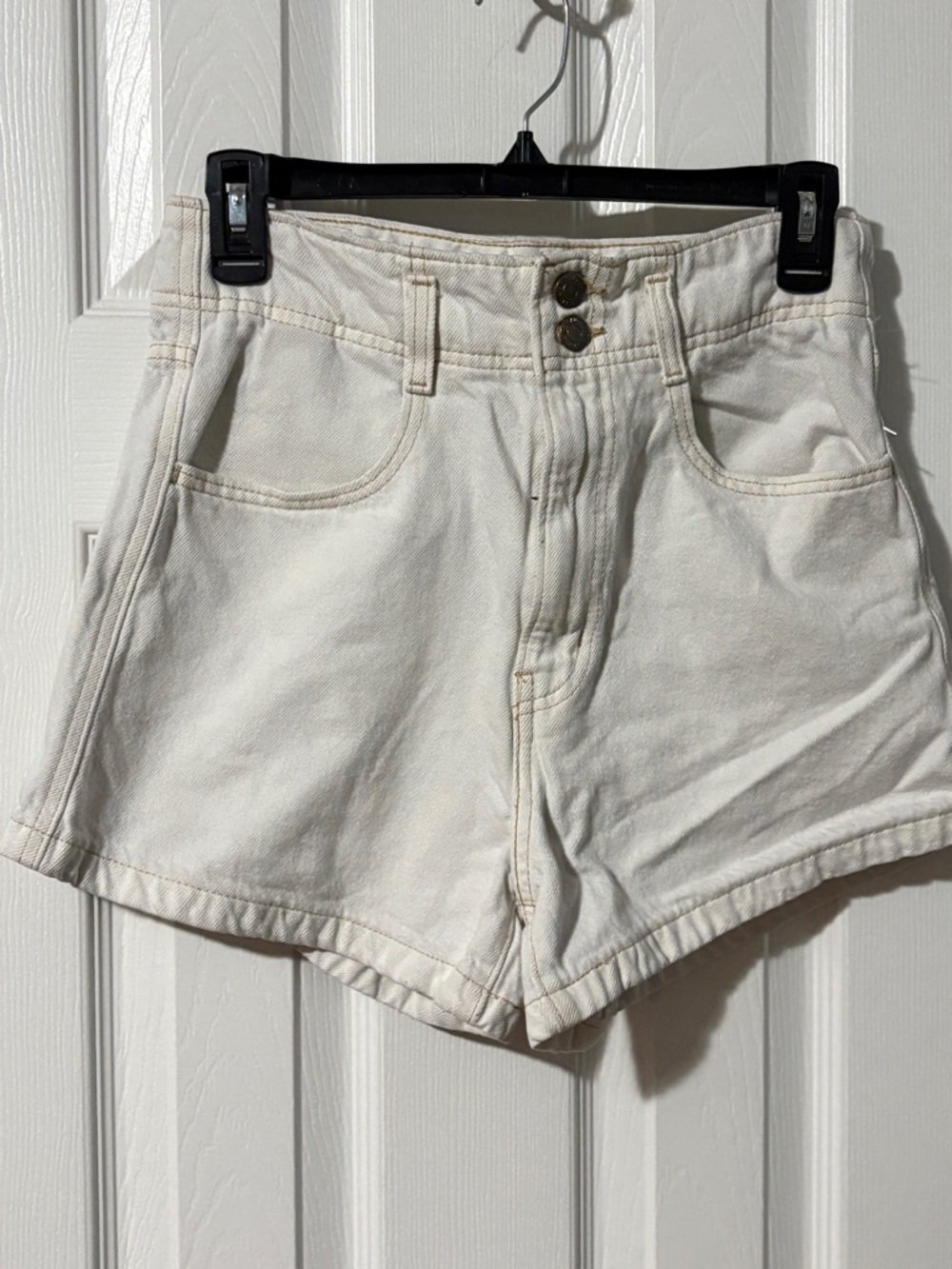 Levi's Cream Mom High-Waist Denim Shorts sz 27